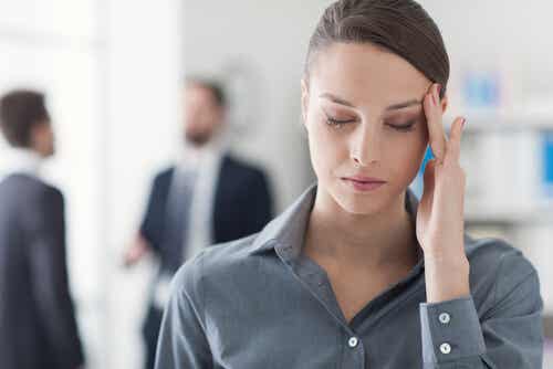 Mujer estresada en el trabajo representando cómo volver al trabajo después de una depresión
