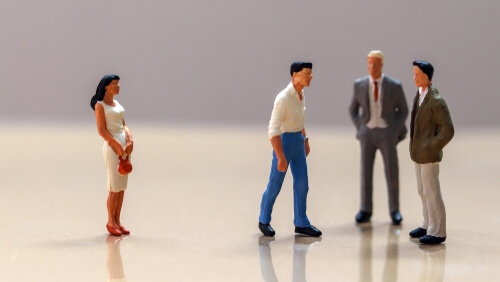 Muñecos hombres con una mujer