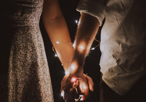 Pareja agarrada de la mano