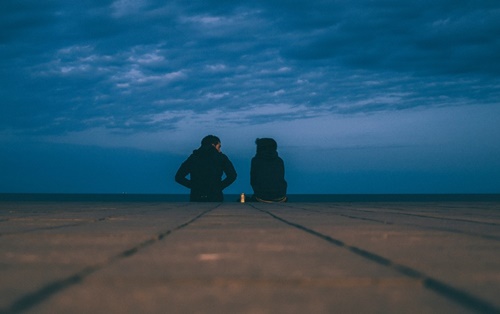 pareja en la noche simbolizando cómo vivir con una persona alexitímica