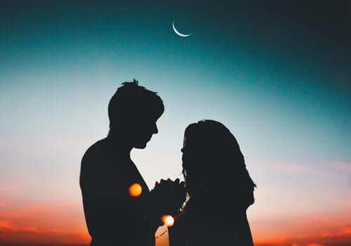 Pareja bajo la luz de la luna