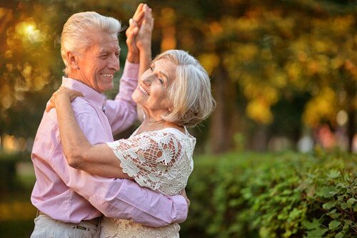 pareja simbolizando los beneficios del baile en la tercera edad