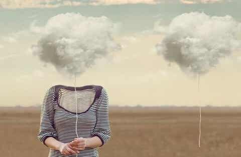 Vrouw met wolken die Jung's woordassociatietest symboliseren