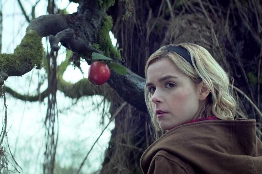 Sabrina mirando hacia atrás