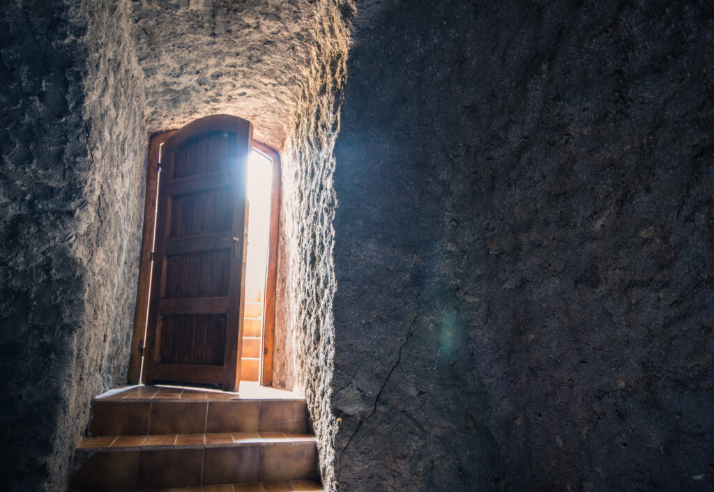 puerta entreabierta escalera