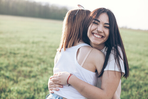 Amigas abrazadas para representar las amistades sanas