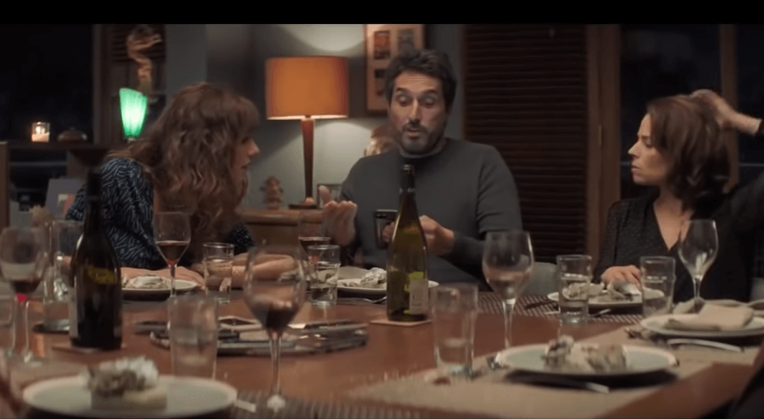 Amigos cenando en la película El juego