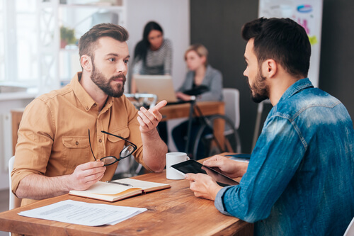 Amigos hablando sobre sus problemas practicando la asertividad