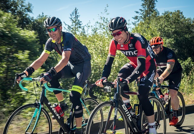 Amigos haciendo ciclismo