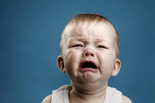 bebé llorando provocando ambivalencia afectiva a sus padres