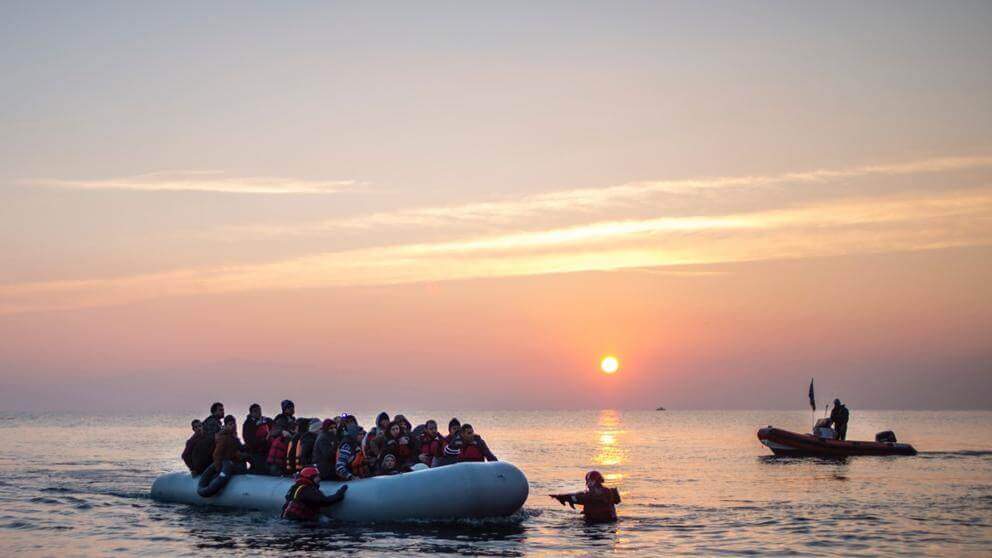 Bombero salvando personas en el mar
