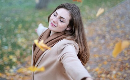 chica feliz representando el arte de confiar en ti