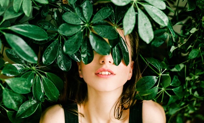 chica con hojas representando a las personas emocionalmente inteligentes