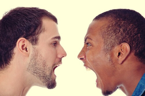 chicos de raza diferente simbolizando el cerebro de un racista