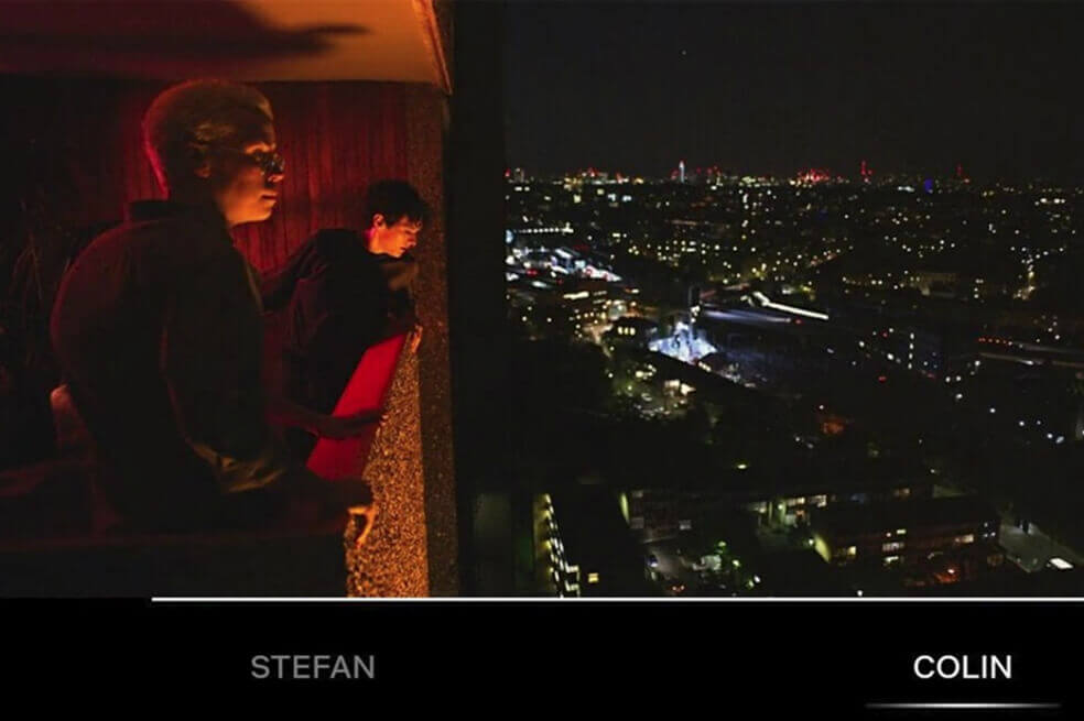 Chicos mirando las vistas de la ciudad