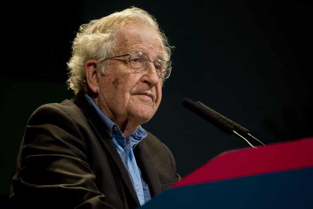 Chomsky dando una conferencia