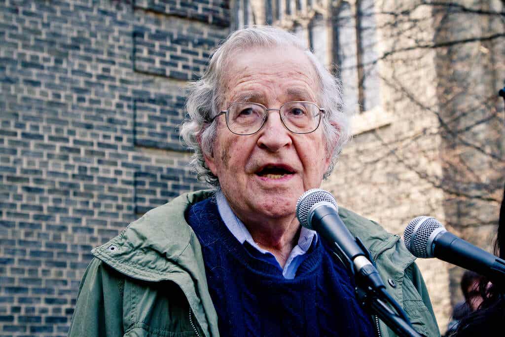 Noam Chomsky: biografía de una mente brillante