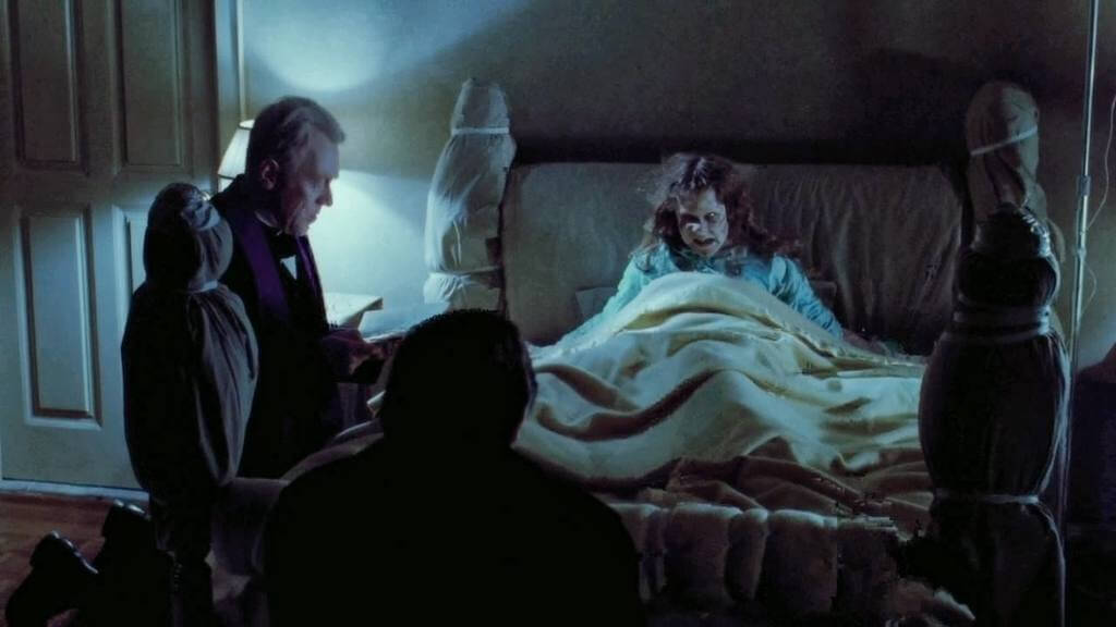 Cura realizando un exorcismo
