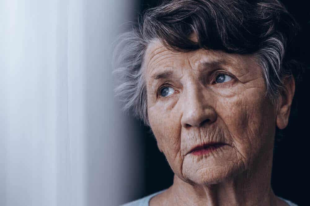 Mujer mayor con enfermedad de alzheimer