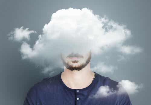 Hombre con nubes en la cabeza relación para representar la relación entre la baja autoestima y el autosabotaje