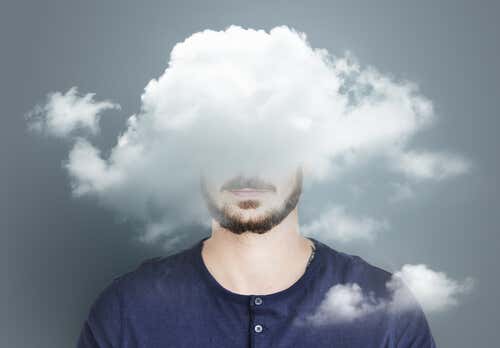 Hombre con nubes en la cabeza simbolizando cuando la pareja nos separa de amigos y familiares