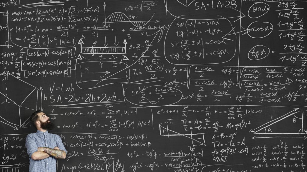Hombre con una pizarra llena de fórmulas