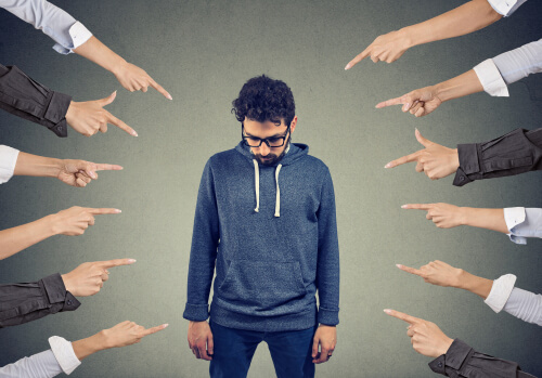 Hombre señalado para representar a las personas que nos comparan con los demás
