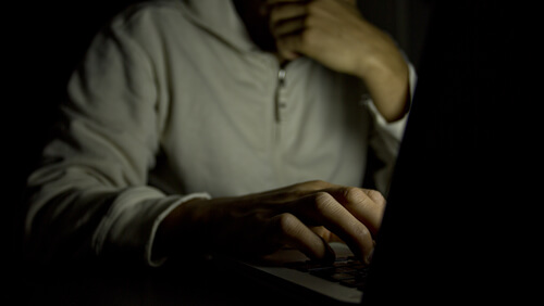 Homme regardant du porno