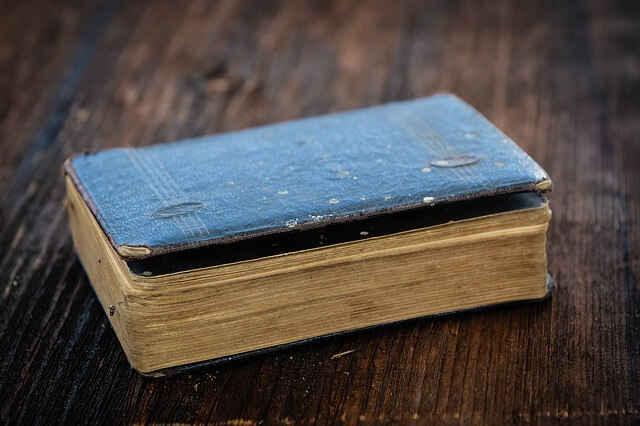 Libro antiguo sobre la mesa