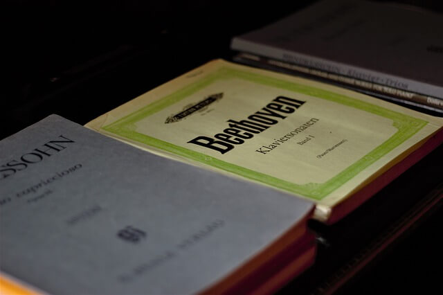 Libro con composiciones de Beethoven