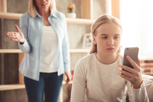 Madre discutiendo con su hija por el móvil