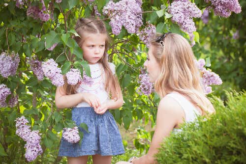 Madre explicando a su hija consecuencias del mal comportamiento