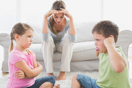 Madre con niños enfadados