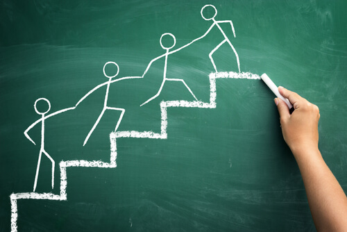 Monigotes dibujados en una escalera ayudándose