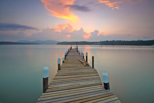 muelle en lago simbolizando el texto "Se llama calma", del Dalai Lama