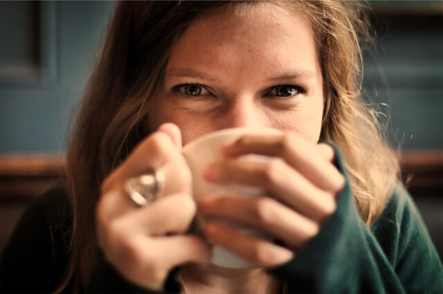 Mujer bebiendo un té caliente