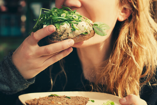 Mujer comiendo manos