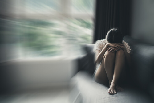 Mujer con ansiedad en el salón