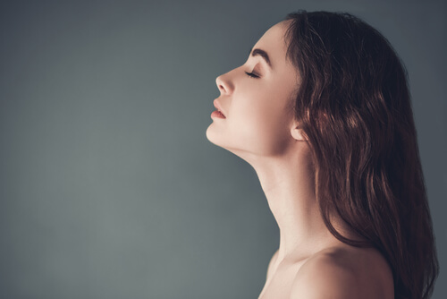 Mujer con los ojos cerrados relajándose