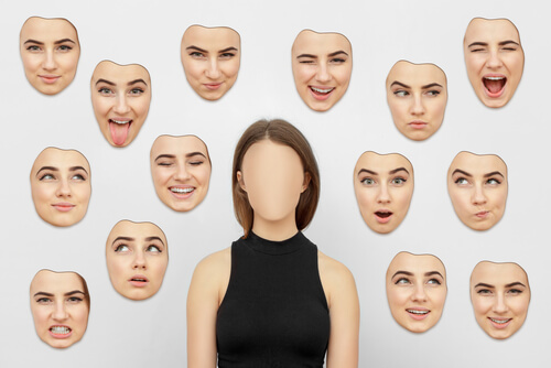 Mujer con varios rostros alrededor