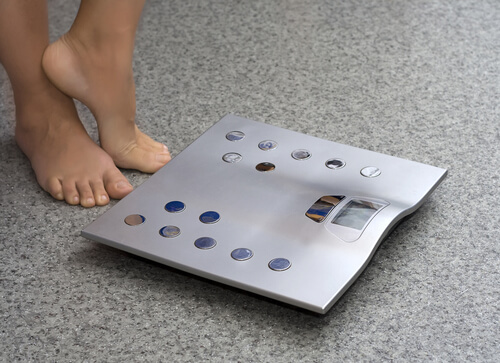 Mujer frente a un peso