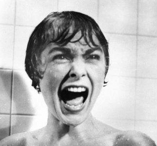 Mujer gritando escena de psicosis