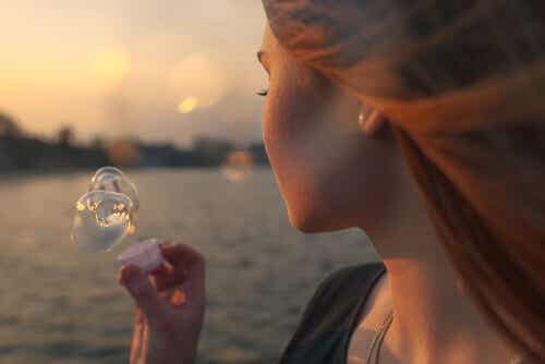 Mujer haciendo burbujas sintiendo nostalgia