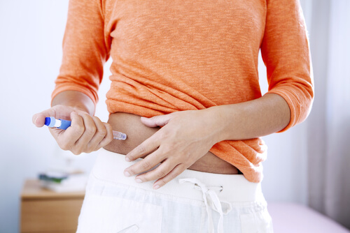 Mujer inyectándose insulina