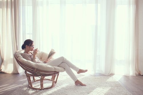 Mujer leyendo en una silla