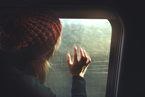 Mujer mirando por la ventana