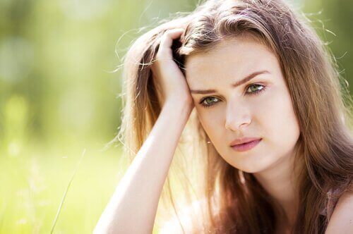 Mujer pensando cómo aceptar la ira