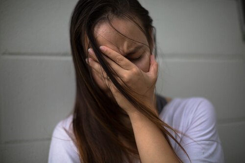 Mujer triste con depresión postparto