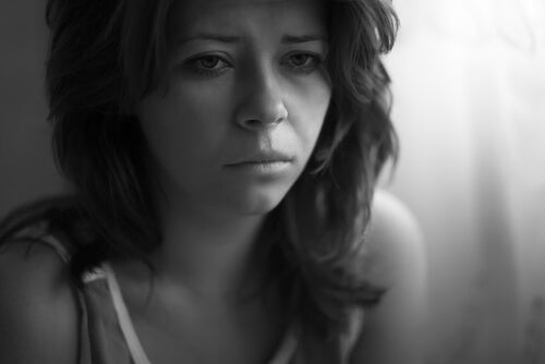 Mujer triste y desanimada representando cómo volver al trabajo después de una depresión