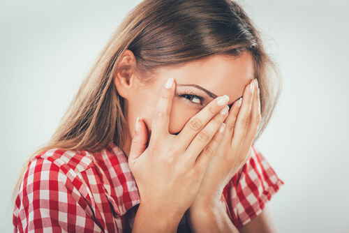 Mujer sintiendo vergüenza